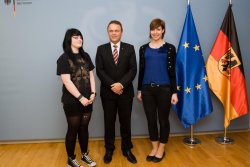 Maud Winter, Bundesinnenminister Hans-Peter Friedrich und Maxi Unger (Foto: BMI)