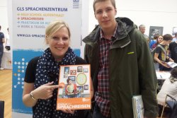 Willi Unger (1.v.r.) am Stand des GLS Sprachenzentrum. (Foto: Rene Krauß)