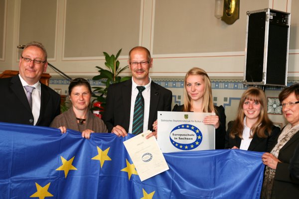 Staatsminister der Justiz und für Europa Dr. Jürgen Martens, Petra Seipolt, Schulleiter Wolfgang Rafelt, Marie Frost, Marianne Schulze, Kultusministerin Brunhild Kurth (v.l.n.r.) (Foto: Rene Krauss)