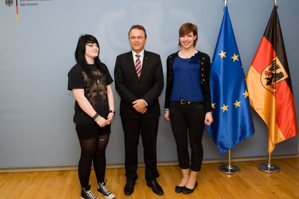 Maud Winter, Bundesinnenminister Hans-Peter Friedrich und Maxi Unger (Foto: BMI)