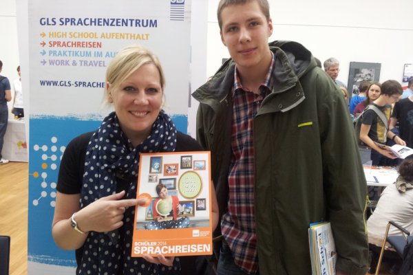 Willi Unger (1.v.r.) am Stand des GLS Sprachenzentrum. (Foto: Rene Krauß)